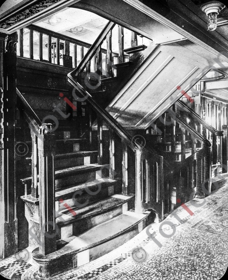 Treppen auf der RMS Titanic | Stairs on the RMS Titanic - Foto simon-titanic-196-016-sw.jpg | foticon.de - Bilddatenbank für Motive aus Geschichte und Kultur